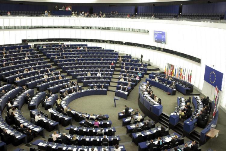 o-stipendio-europarlamentari-facebook