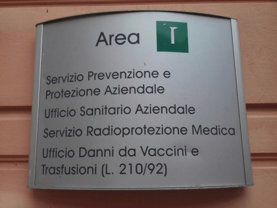 Cartello ufficio danni da vaccino.png