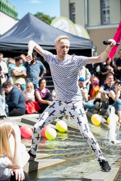 Gay-pride-a-tallin - croce rovesciata.jpg