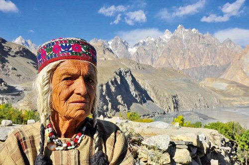 Donna hunza.jpg