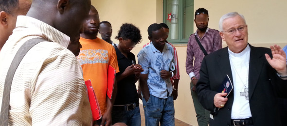 Cardinale Bassetti CEI e ultimi migranti arrivati in aereo.jpg