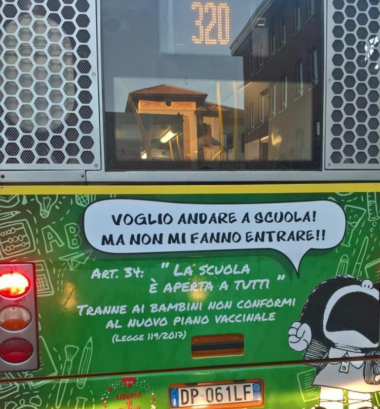 Foto pubblicità pullman libertà di cura vaccini.jpg