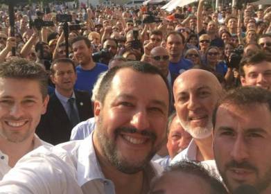 Salvini_selfie_folla
