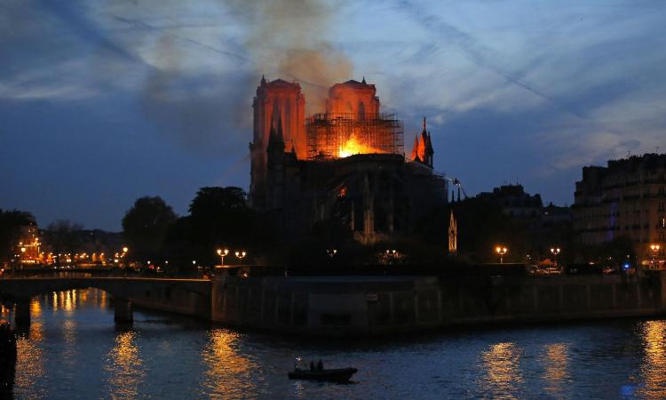 notredame.parigi.fiamme.notte.con scie in cielo