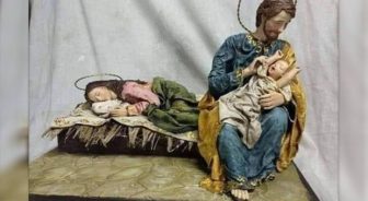 Presepe con Giuseppe che accudisce Gesù.jpg