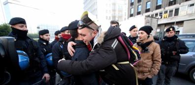 9 dicembre 2013 Polizia si toglie il casco.jpg