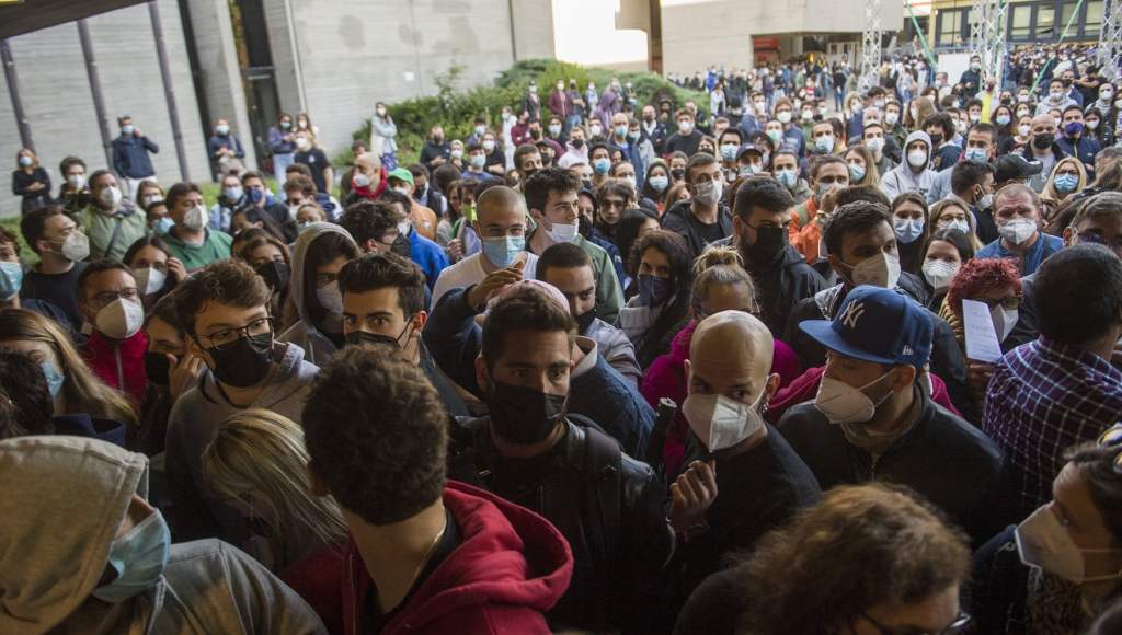 Vaccino anticovid: Giovani assalto all'Open Day di Bologna